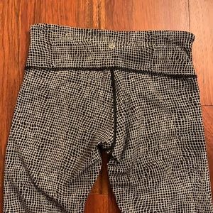 Lululemon Size 6 Leggings Black and White
